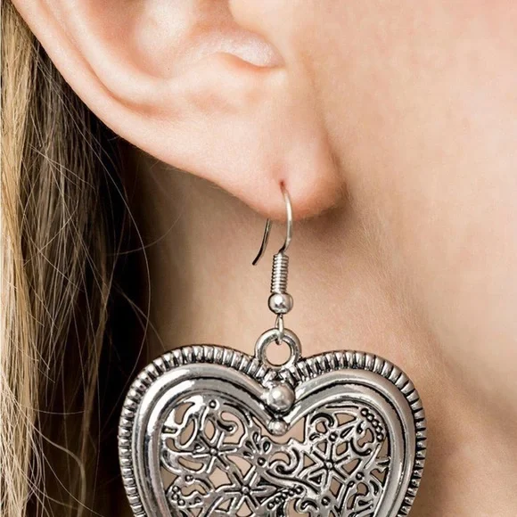 Elegant Silver Heart Earrings - Picture 1 of 2